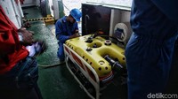 Tim yang bertugas di Kapal Riset (KR) Baruna Jaya I mempersiapkan Remote Operated Vehicle (ROV) untuk keperluan pencarian cockpit voice recorder (CVR) Lion Air PK-LQP, Minggu (4/11/2018).