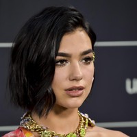 Riasan wajah yang sempurna dengan tatanan rambut bob ikut memaksimalkan gaya Dua Lipa. (Foto: Juan Naharro Gimenez/Getty Images)