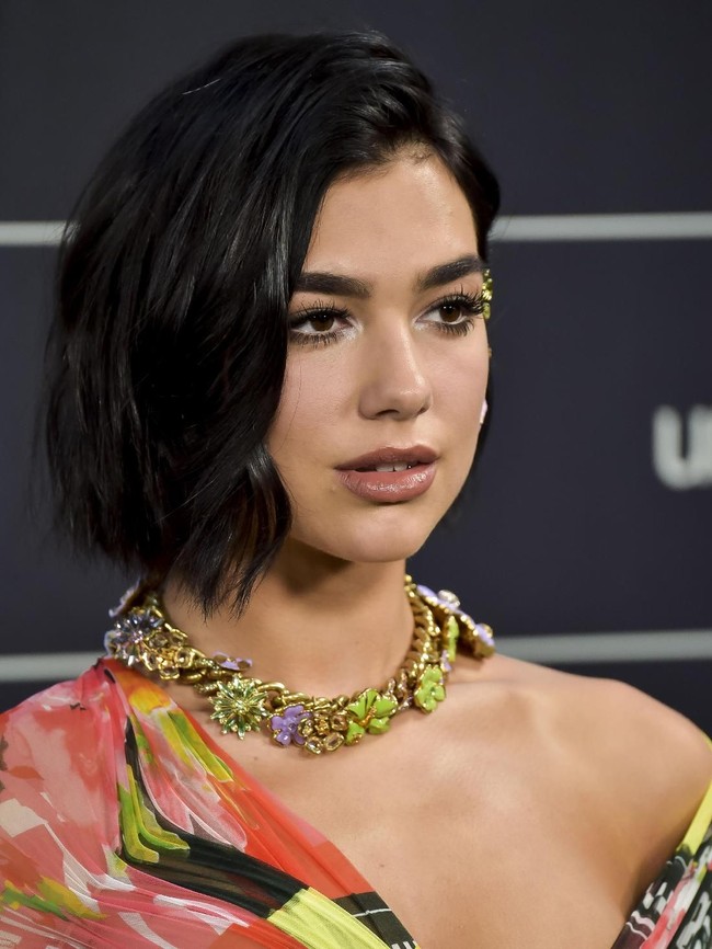Riasan wajah yang sempurna dengan tatanan rambut bob ikut memaksimalkan gaya Dua Lipa. (Foto: Juan Naharro Gimenez/Getty Images)