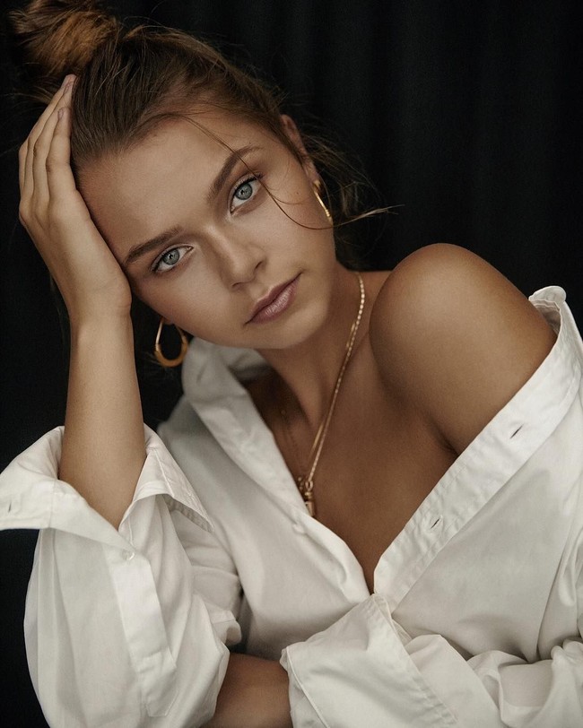 Sebelum menjadi model profesional, Lani sebenarnya berlatih untuk menjadi perenang. Karenanya, ia memiliki badan yang atletis. (Foto: Instagram/@alannahwalton)