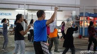 Eits jangan salah, tidak hanya wanita saja yang tertarik, ternyata zumba ini juga diikuti oleh laki-laki juga lho. (Foto : Annissa Widya Davita / detikHealth) 
