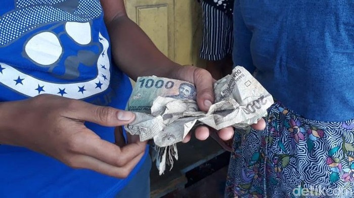 Warga Pulau Jamdena, Maluku Tenggara Barat ramai-ramai menukarkan uang lamanya di mobil kas keliling Bank Indonesia. Jumlah uang yang ditukarkan beragam, mulai ratusan ribu hingga jutaan rupiah.
