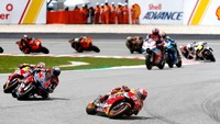 Marquez berhasil menyalaip Rossi yang terjatuh. Reuters/Lai Seng Sin.