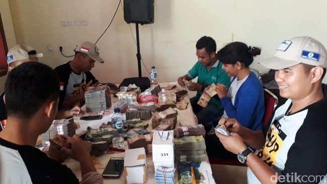 Suasana Penukaran Uang di Pulau Terluar Maluku