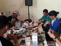 Suasana Penukaran Uang di Pulau Terluar Maluku