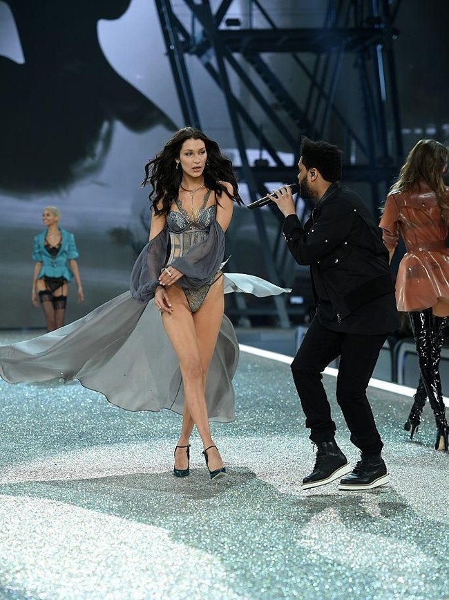 Tentunya, ini bukan kali pertama berjalan di fashion show lingerie terspektakuler itu. Tampil perdana pada 2016, Bella menebar aura seksinya diiringi penampilan The Weeknd. (Foto: Getty Images)