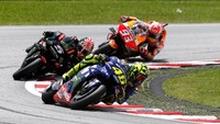 Dalam balapan di sirkuit Sepang, Malaysia, Minggu (4/11/2018) siang WIB, Rossi melakukan start bagus. Dari posisi kedua, dia mampu merangsek ke posisi pertama. Johann Zarco di pole position, turun ke posisi kedua. Reuters/Lai Seng Sin.