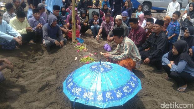 Ibunda Pingsan Saat Endang Pramugari Lion Air 610 Dimakamkan