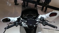 Pada ajang IMOS 2018 Honda memboyong PCX versi touring yang mirip dengan moge Goldwing. Foto: Agung Pambudhy