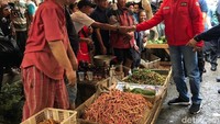Lapaknya disambangi presiden membuat pedagang ini senang. Tak mau melewatkan momen langka ini, ia pun langsung menyambar tangan untuk bersalaman bersama RI 1. Foto: Ray Jordan/detikcom