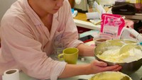 Wah, pria idaman nggak nih? Selain doyan makan, Key sempat belajar bikin tiramisu di Paris. Buatannya pasti terasa enak deh! Foto: Instagram bumkeyk