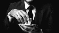 Begini pose klasik Daniel Craig, saat melakukan sesi pemotretan ditemani secangkir kopi. Tak heran, ia kembali dipercaya untuk berperan dalam film Bond 25 di tahun 2020 nanti. Foto: Istimewa