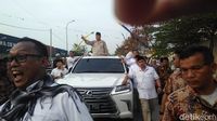 Prabowo Hadiri Haul Mbah Priok, Warga Antusias