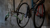 Kayuh Club House, merupakan tempat ngopi asyik di kawasan Jakarta Selatan. Tempat ini memang sengaja dibuat berornamen sepeda karena ke-26 orang pemiliknya adalah pesepeda. (Foto : Annissa Widya Davita / detikHealth) 