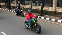 Gayanya tak kalah dengan anak motor. Dia mengenakan helm open face, celana jeans, dan tak lupa sarung tangan. Foto: Ray Jordan