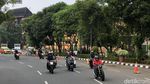 Foto: Jokowi Naik Motor ke Pasar