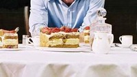 Aktor berusia 50 tahun ini ternyata suka dengan makanan manis. Salah satunya layered cake dengan irisan buah strawberry di atasnya. Foto: Istimewa