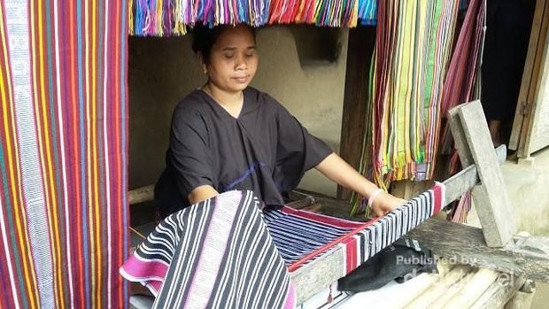Kain tenun dari Desa Sade