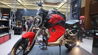 Dilihat sepintas dari sisi eksteriornya, motor listrik berbobot 150 kg ini cukup keren dengan warna merah menyala. Foto: Agung Pambudhy