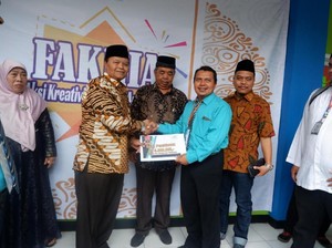 Di SDIT, Hidayat Nur Wahid Kasih Kuis UUD NRI Berhadiah Umrah
