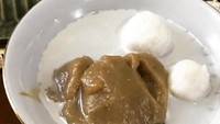 Cukup bayar Rp 5.000 Anda bisa menikmati bubur sumsum merah plus gempol yang hangat manis dan gurih. Foto : Instagram @asako.sasaki