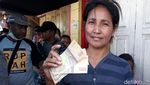 Ramai-ramai Tukar Uang Lecek di Pulau Terpencil di Maluku