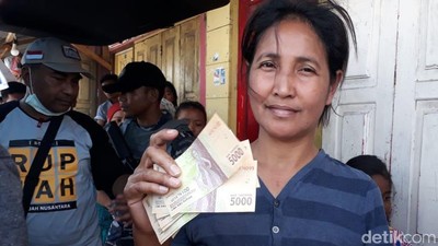 Ramai-ramai Tukar Uang Lecek di Pulau Terpencil di Maluku