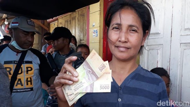Suasana Penukaran Uang di Pulau Terluar Maluku
