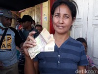 Suasana Penukaran Uang di Pulau Terluar Maluku