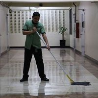 Emmanuel Ricalde yang sehari-harinya bekerja sebagai pesuruh berhasil meraih gelar sarjana di usia 38 tahun.