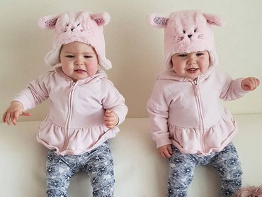 6 Foto Imut Bayi Kembar yang Bikin Kita Senyum-senyum Sendiri