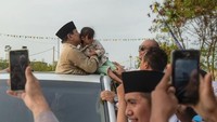 Prabowo sempat menggendong sejumlah anak kecil. Terlihat ada gadis kecil diangkat Prabowo dari atas mobil.  (Dok Gerindra/detikcom)