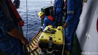 Petugas mengecek kesiapan alat tersebut sebelum diterjunkan ke lautan.