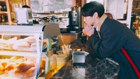 Bukti lain kalau Key pencinta makanan nih! Lihat aja gayanya penuh harap saat menunggu pastry pilihannya dihidangkan. Foto: Instagram bumkeyk