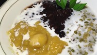 Kalau ini bubur ketan hitam, candil dan kacang hijau dipadu jadi satu. Kebayang hangat legitnya ya? Foto : Instagram @annorakitchen