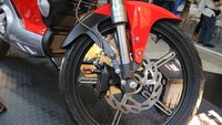 Yang menarik lagi, suspensi depan motor listrik ini sudah mengusung model upside down (USD), jadi lebih terlihat modern. Foto: Agung Pambudhy