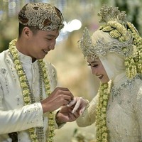 Mantan kapten JKT 48, Melody Laksani telah melepas masa lajang hari Sabtu (03/10/2018) di Bandung. Tampaknya ada banyak pria yang patah hati melihat idola mereka telah sah jadi seorang istri. (Foto: Dok. Hendra Klasik)