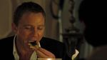 Aksi Daniel Craig, James Bond yang Suka Cupcake dan Keripik