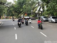 Jokowi dan Putranya yang Gemar Main Motor