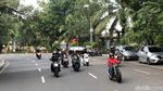 Foto: Jokowi Naik Motor ke Pasar