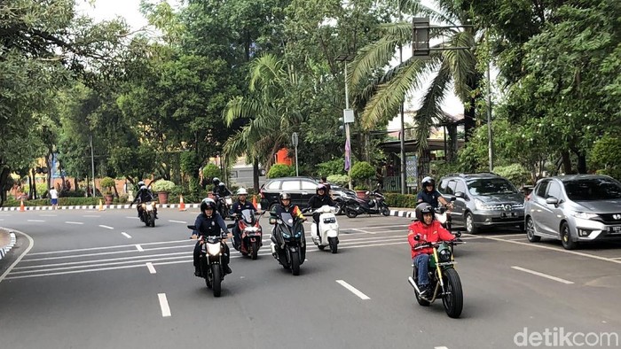 Calon Presiden nomor urut 01 Joko Widodo (Jokowi) mengawali kegiatan hari ini dengan Sunmori atau Sunday Morning Ride alias naik motor di Minggu pagi.