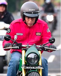 Jokowi saat naik motor