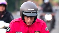 Akhir pekan lalu, Jokowi menunggangi motor modifikasi Kawasaki W175 saat berkunjung ke Pasar Anyar. Rabu (7/11/2018) Jokowi kembali menunggangi motor, yaitu motor listrik Gesits. Siang tadi, (11/11/2018), Jokowi kembali naik motor di Bandung, dia menunggangi W175 lagi. Foto: Screenshot Instagram Joko Widodo