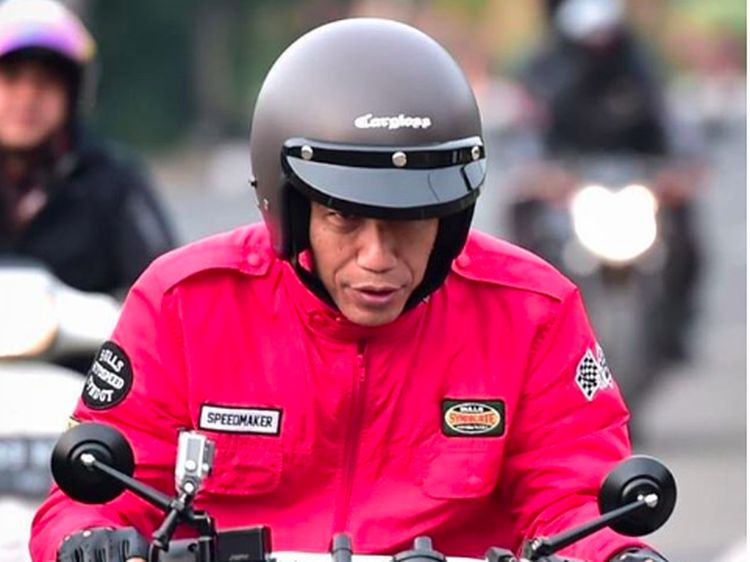 Membandingkan Gaya Jokowi Naik Motor Listrik dan Motor Modif