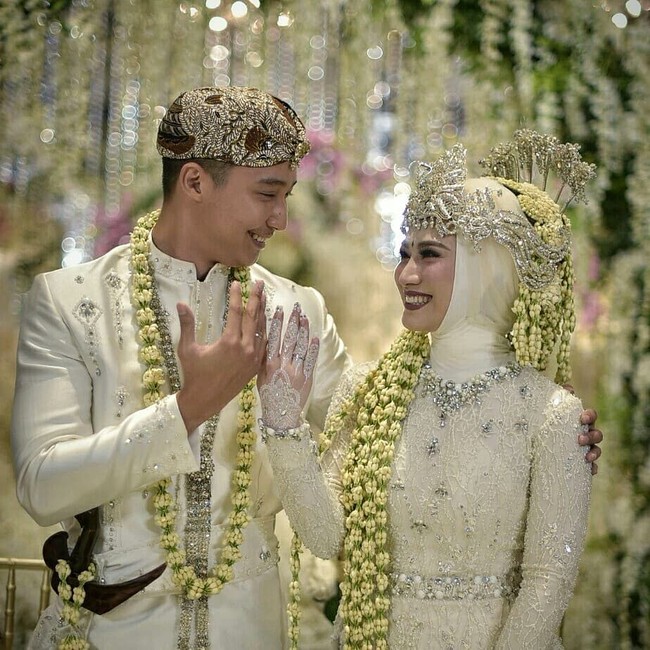Melody eks JKT48 dipersunting Hanif Fathoni yang ternyata mantan kekasihnya saat SMA. Keduanya pun memilih adat Sunda untuk pernikahan di bulan Oktober tersebut. Meski menikah dengan adat, kebaya broken white milik Melody tampil elegan dengan penempatan payet perak yang fokus di area leher dan pinggang saja. Foto: Dok. Hendra Klasik