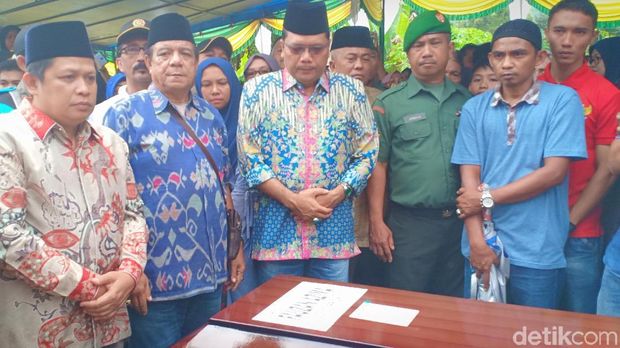 Orang Tua Korban Lion Air PK-LQP Pingsan saat Antar Jenazah Anaknya