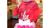 Lewat instagramnya juga Lia pernah membagikan momen ketika ulang tahunnya. Sebuah kue mewah dengan hiasan bunga mawar ini menambah meriahnya pesta.  Foto: instagram @lia_dahlianaaa