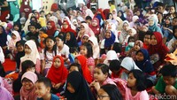 Sesekali anak-anak tertawa mendengarkan dongeng yang disampaikan.