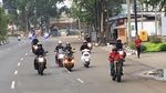 Membandingkan Gaya Jokowi Naik Motor Listrik dan Motor Modif