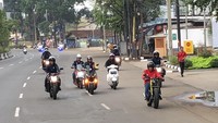 Menunggangi motor modifikasi dan motor listrik Gesits, Jokowi tampak berbeda terutama dari tampilannya. Saat menunggangi motor modifikasi, Jokowi menggunakan jaket lokal ala anak motor. Foto: Ray Jordan/ detikcom